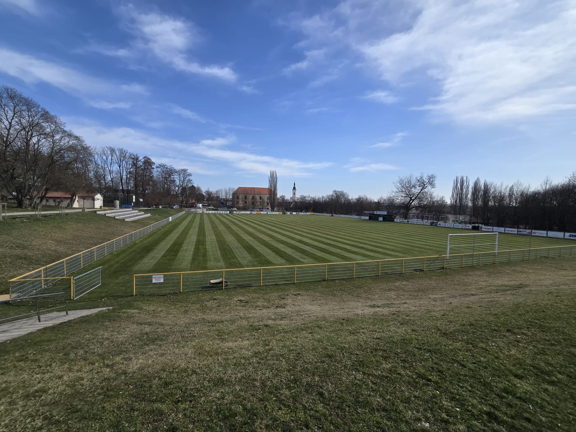 Fotbalové hřiště s pruhovaně posekaným trávníkem od firmy Trávníky BERK