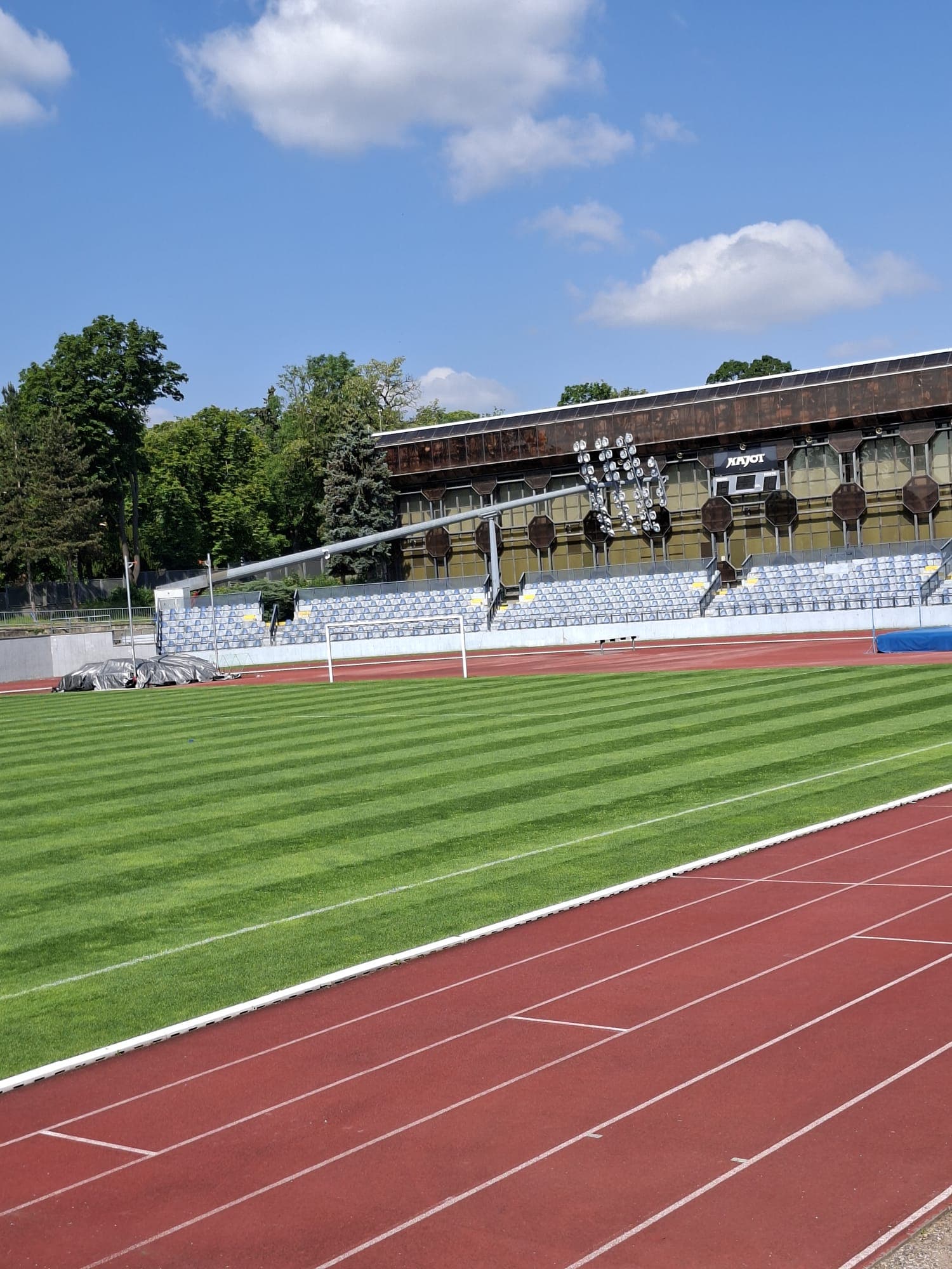 Stadionové hřiště s atletickou dráhou